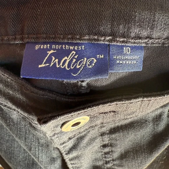 Roll cuff capri jeans in black - Picture 4 of 5